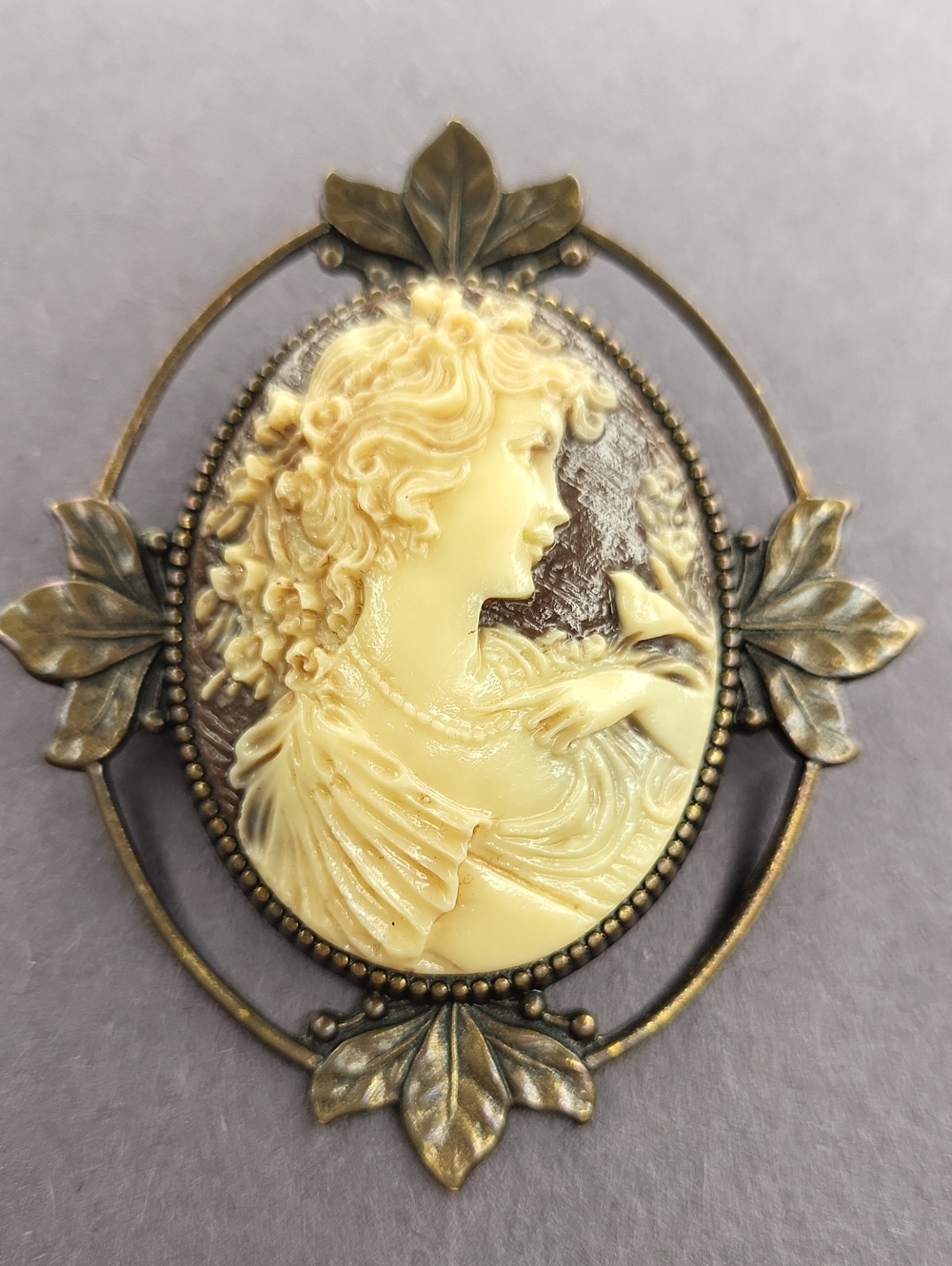 Antique-Style Cream Cameo Pendant Brooch with Bronze Frame
